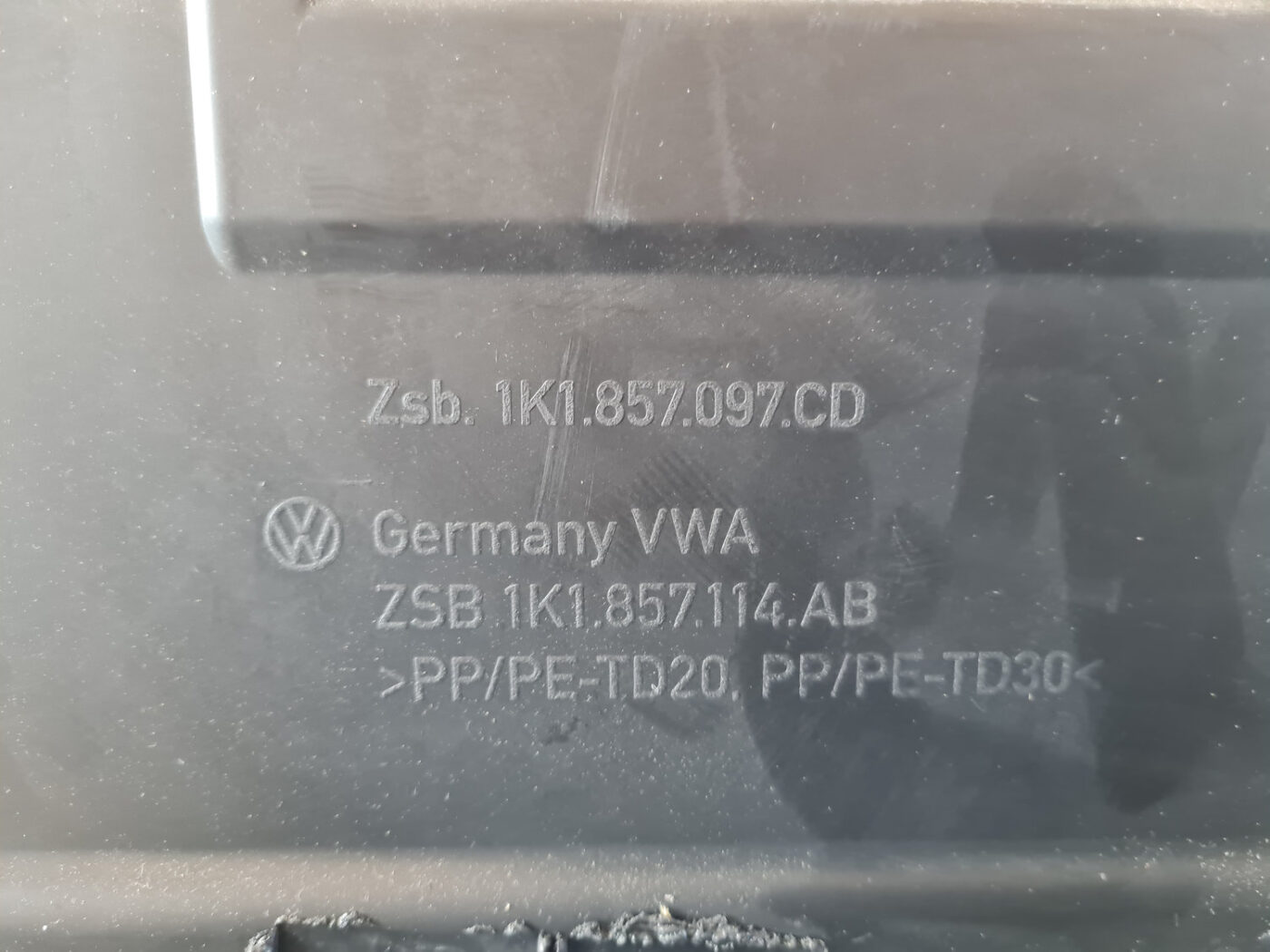 Mantu glabāšanas nodalījums pasažiera pusē priekš VW GOLF 6 2011