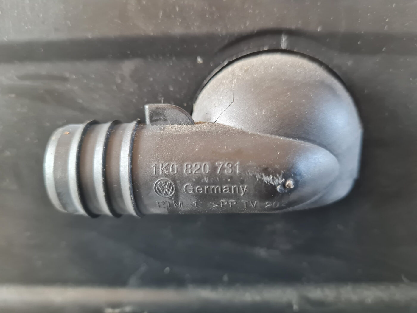 Mantu glabāšanas nodalījums pasažiera pusē priekš VW GOLF 6 2011