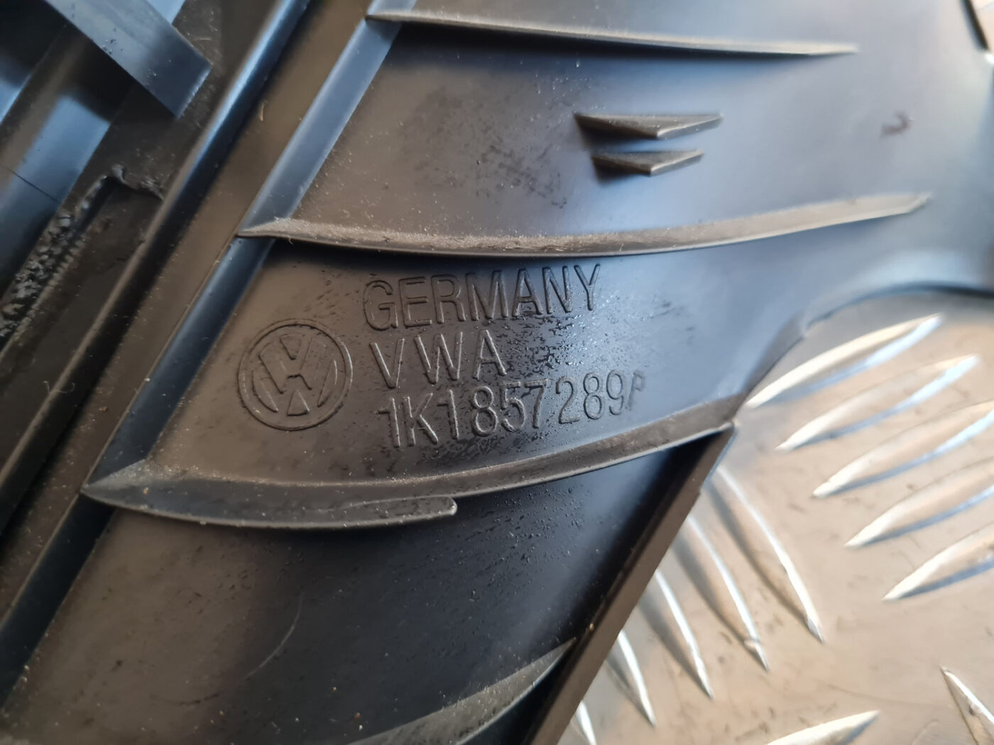 Mantu glabāšanas nodalījums pasažiera pusē priekš VW GOLF 6 2011