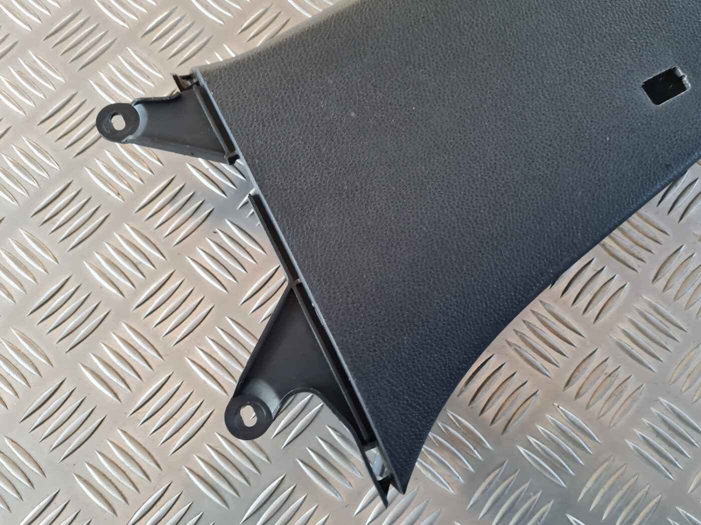 Vidējas salona statnes apdare priekš VW GOLF 6 2011 2 Vidējas salona statnes apdare priekš VW GOLF 6 2011