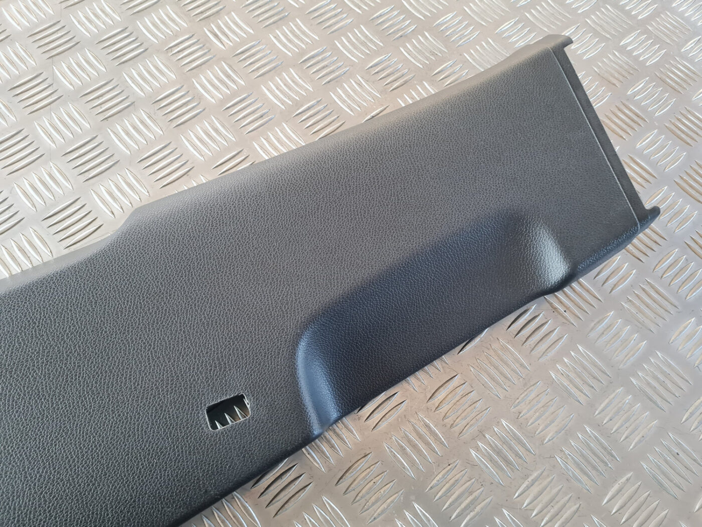 Vidējas salona statnes apdare priekš VW GOLF 6 2011 6 Vidējas salona statnes apdare priekš VW GOLF 6 2011