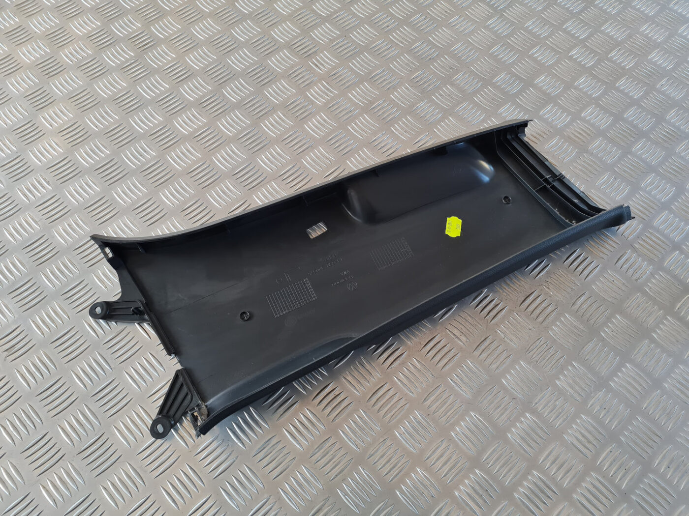 Vidējas salona statnes apdare priekš VW GOLF 6 2011 5 Vidējas salona statnes apdare priekš VW GOLF 6 2011