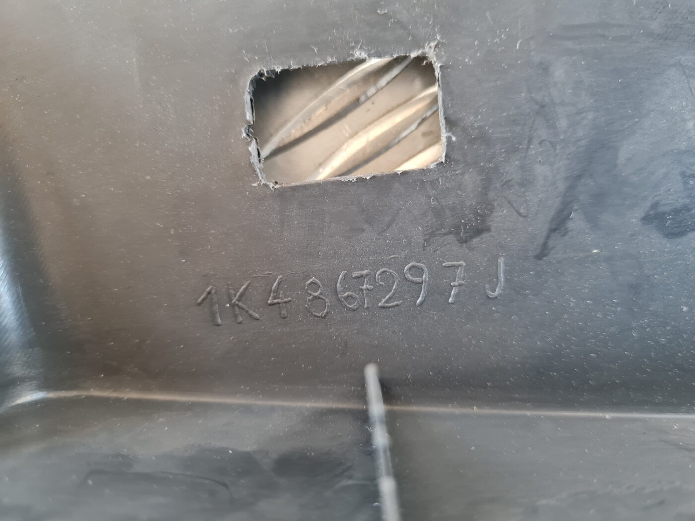 Vidējas salona statnes apdare priekš VW GOLF 6 2011 3 Vidējas salona statnes apdare priekš VW GOLF 6 2011