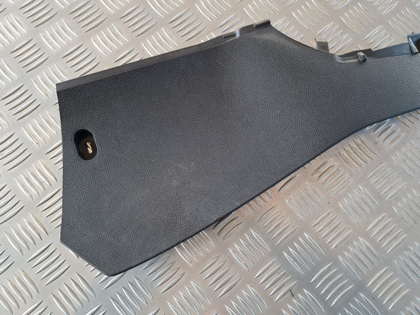 Centrālās konsoles (apdares) sānu panelis priekš VW GOLF 6 2011 2 Centrālās konsoles (apdares) sānu panelis priekš VW GOLF 6 2011