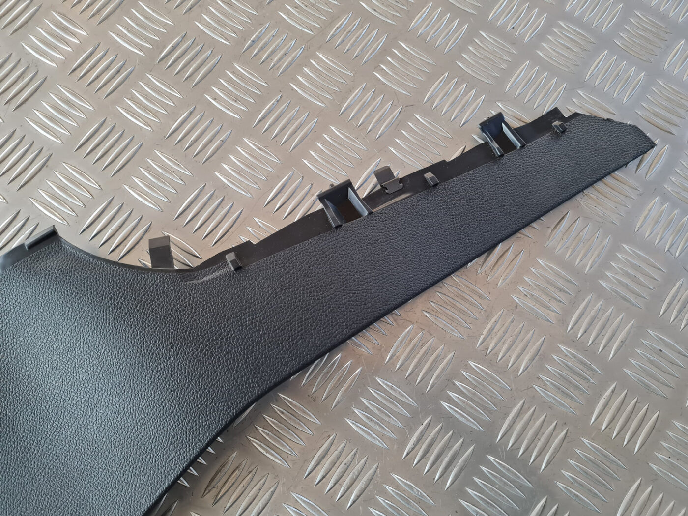 Centrālās konsoles (apdares) sānu panelis priekš VW GOLF 6 2011 7 Centrālās konsoles (apdares) sānu panelis priekš VW GOLF 6 2011