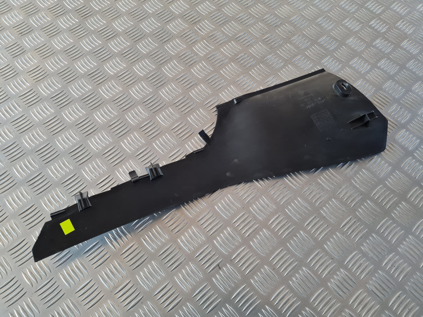 Centrālās konsoles (apdares) sānu panelis priekš VW GOLF 6 2011 6 Centrālās konsoles (apdares) sānu panelis priekš VW GOLF 6 2011