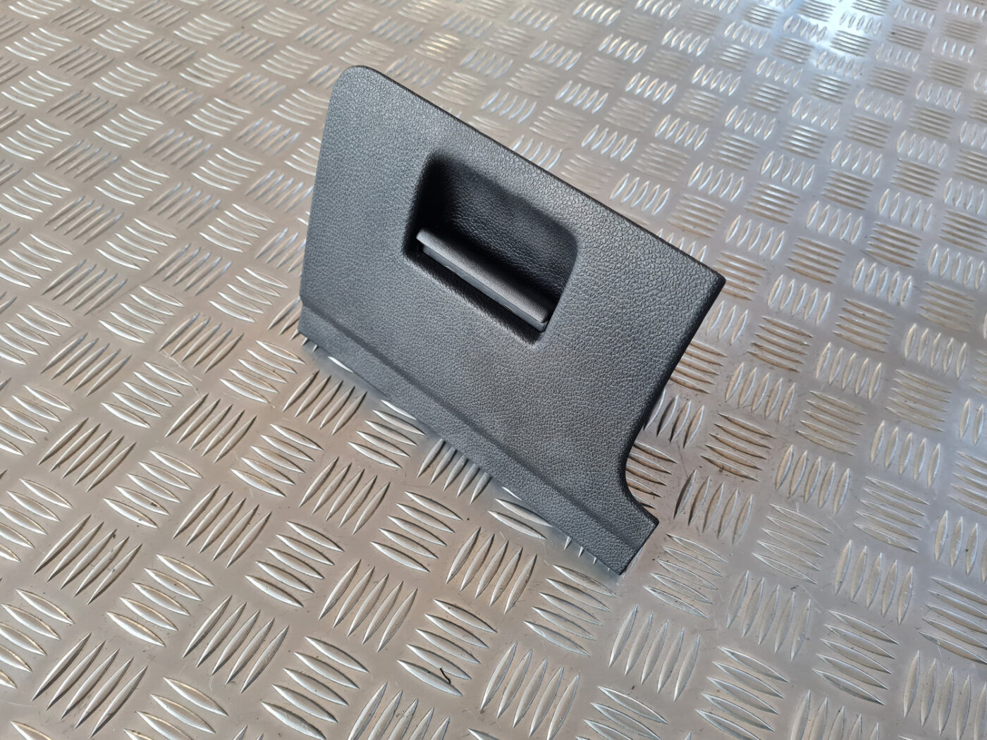 Mantu glabāšanas nodalījums vadītāja pusē priekš VW GOLF 6 2011