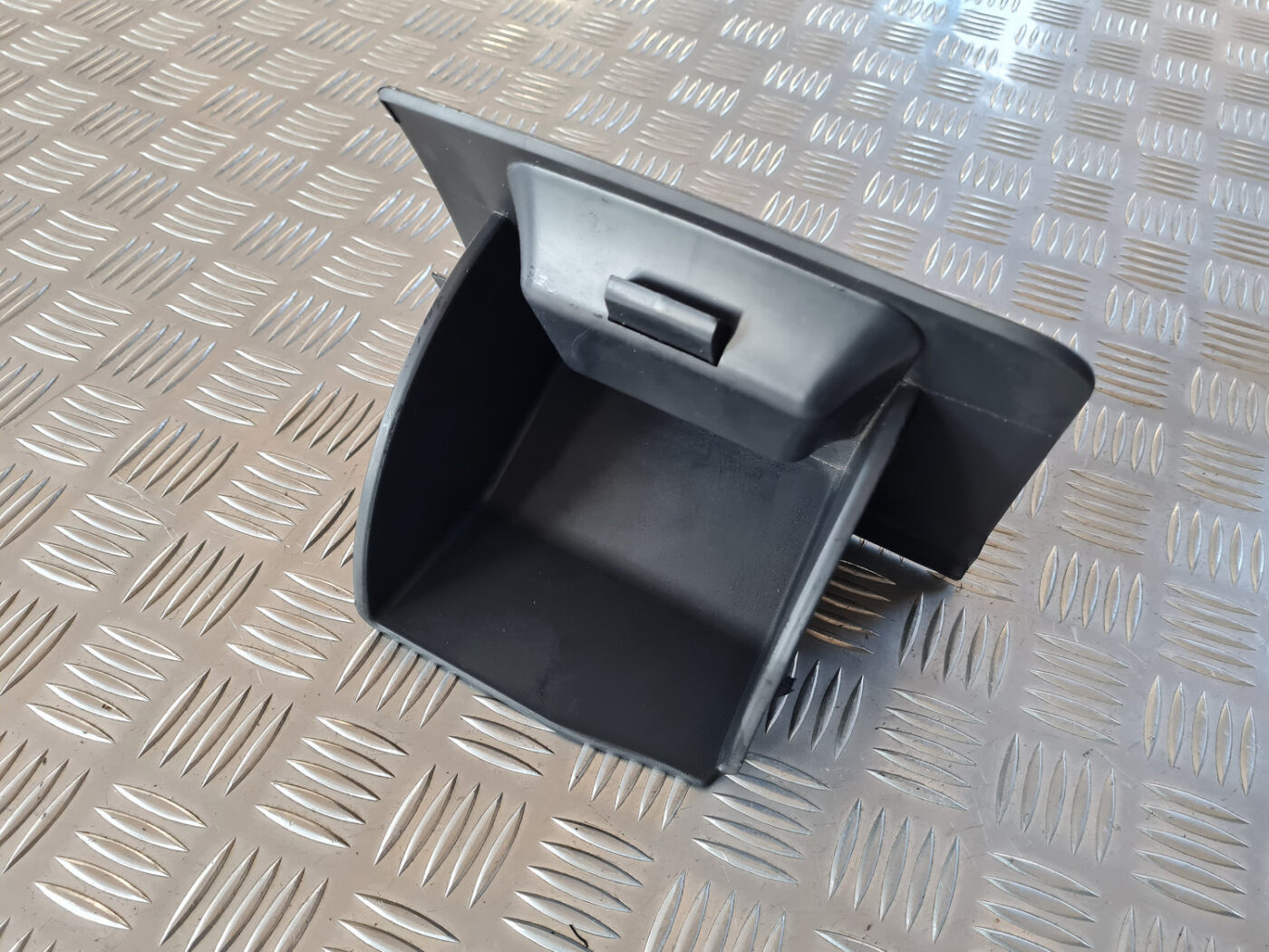 Mantu glabāšanas nodalījums vadītāja pusē priekš VW GOLF 6 2011