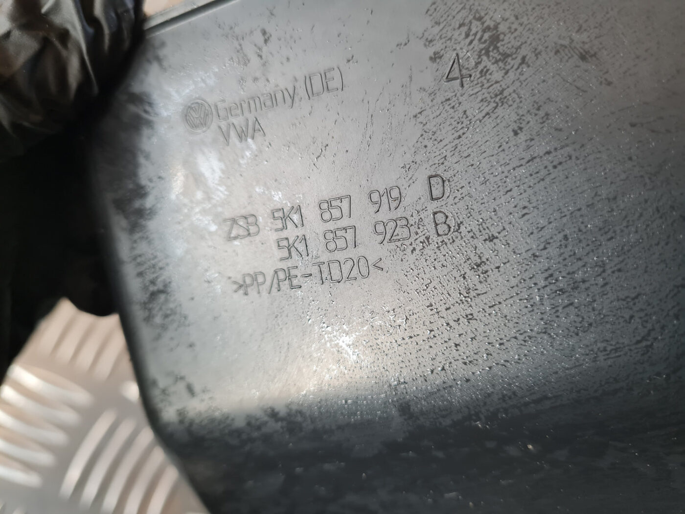 Mantu glabāšanas nodalījums vadītāja pusē priekš VW GOLF 6 2011