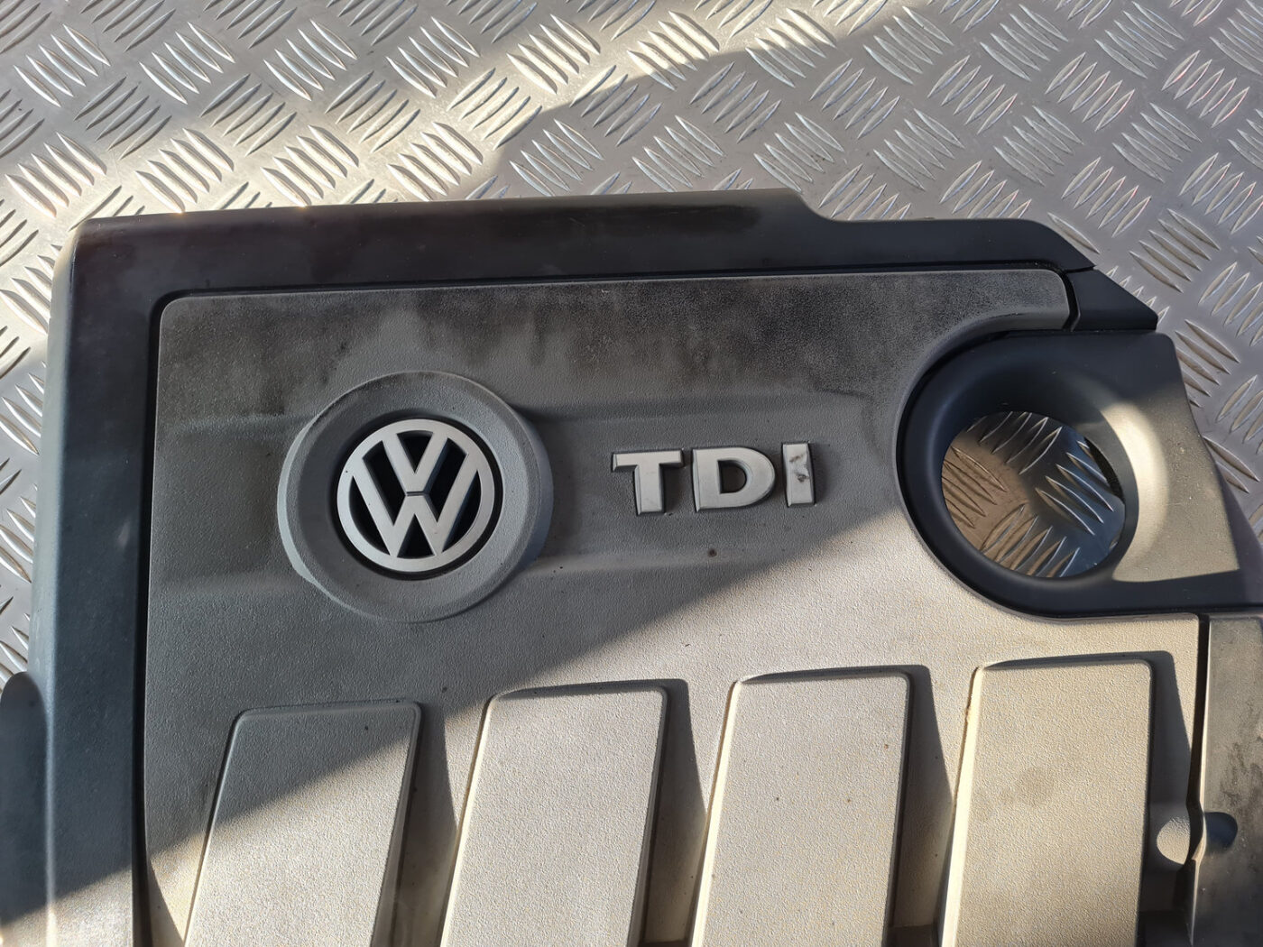 Dzinēja dekoratīvais vāks priekš VW GOLF 6 2011 2 Dzinēja dekoratīvais vāks priekš VW GOLF 6 2011