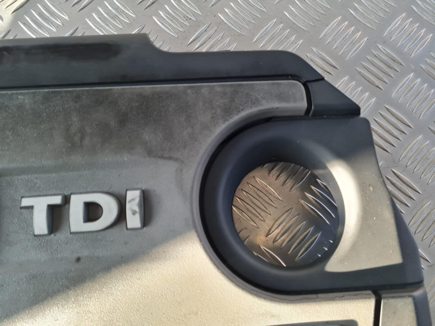 Dzinēja dekoratīvais vāks priekš VW GOLF 6 2011 6 Dzinēja dekoratīvais vāks priekš VW GOLF 6 2011