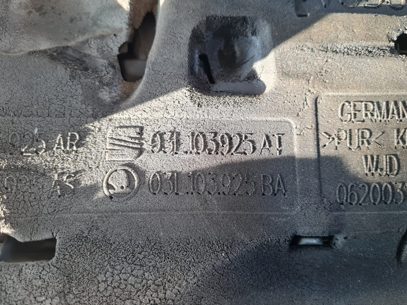 Dzinēja dekoratīvais vāks priekš VW GOLF 6 2011 4 Dzinēja dekoratīvais vāks priekš VW GOLF 6 2011