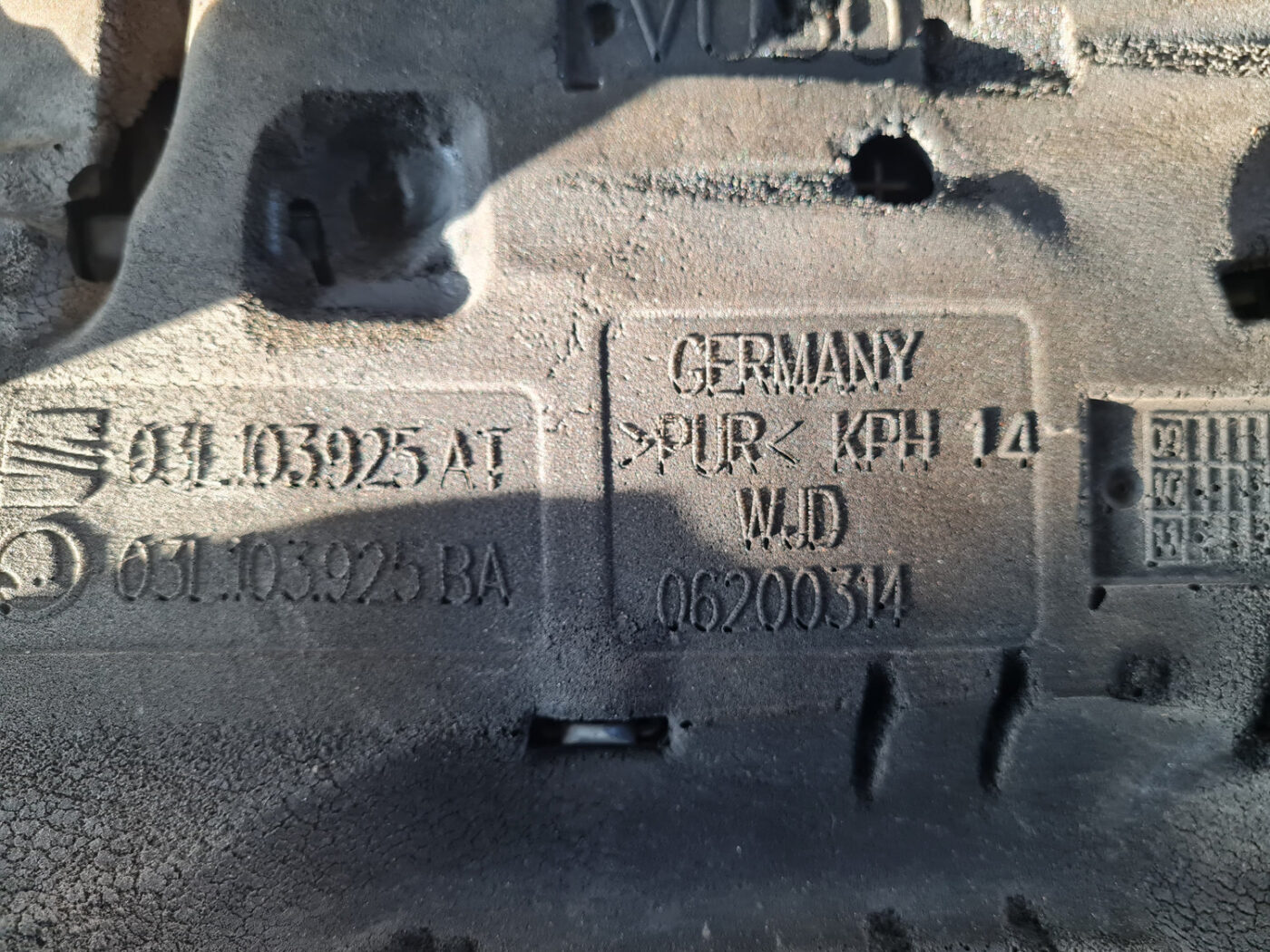 Dzinēja dekoratīvais vāks priekš VW GOLF 6 2011 3 Dzinēja dekoratīvais vāks priekš VW GOLF 6 2011