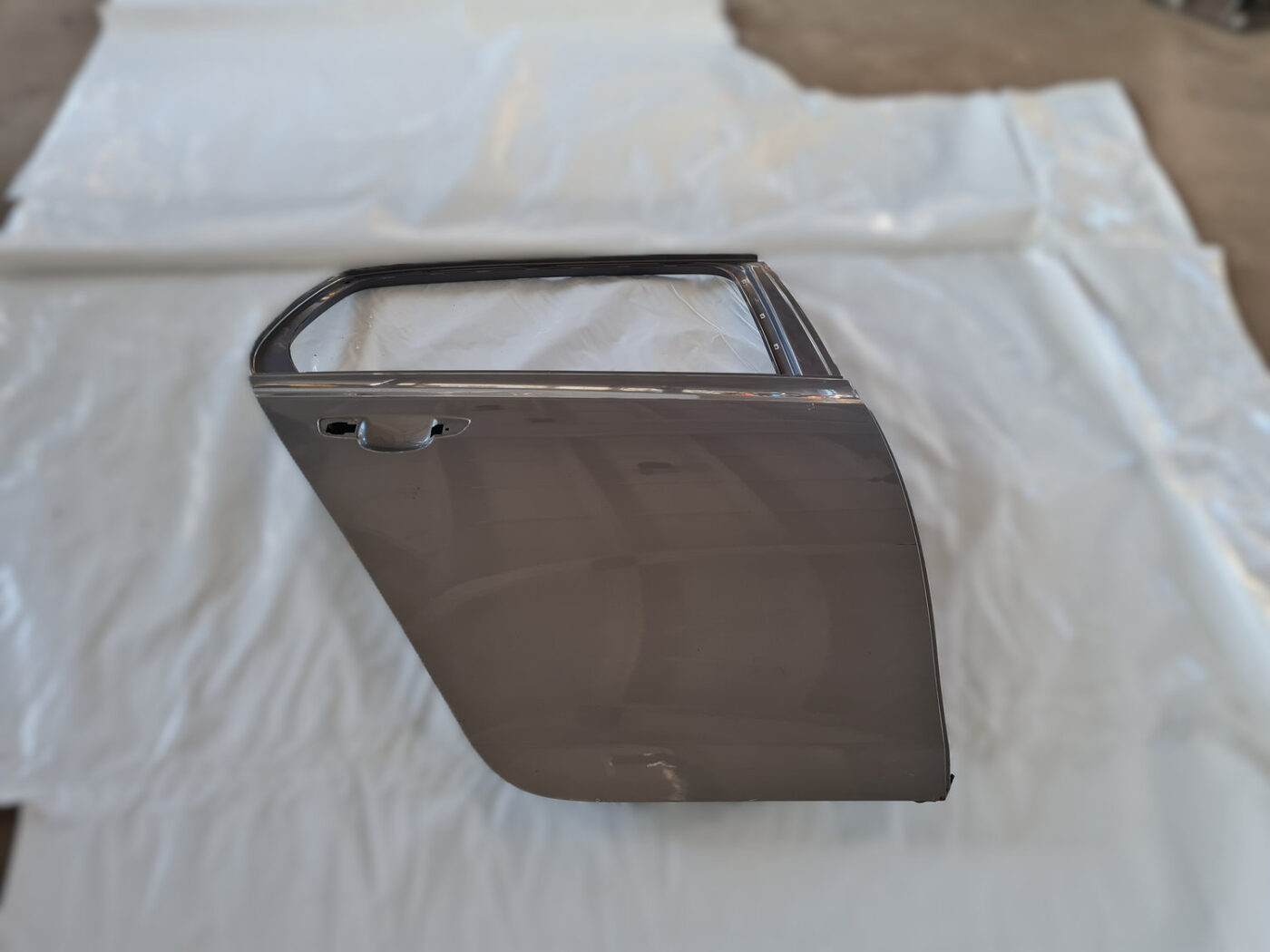 Aizmugurējās labās durvis priekš VW GOLF 6 2011 2 Aizmugurējās labās durvis priekš VW GOLF 6 2011