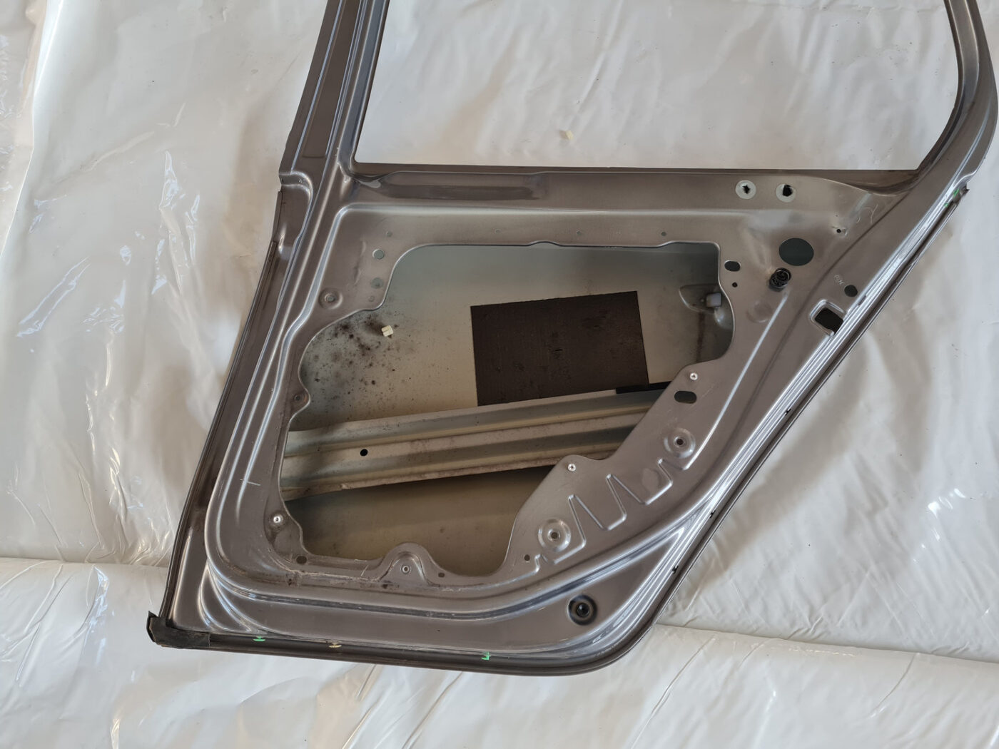 Aizmugurējās labās durvis priekš VW GOLF 6 2011 3 Aizmugurējās labās durvis priekš VW GOLF 6 2011