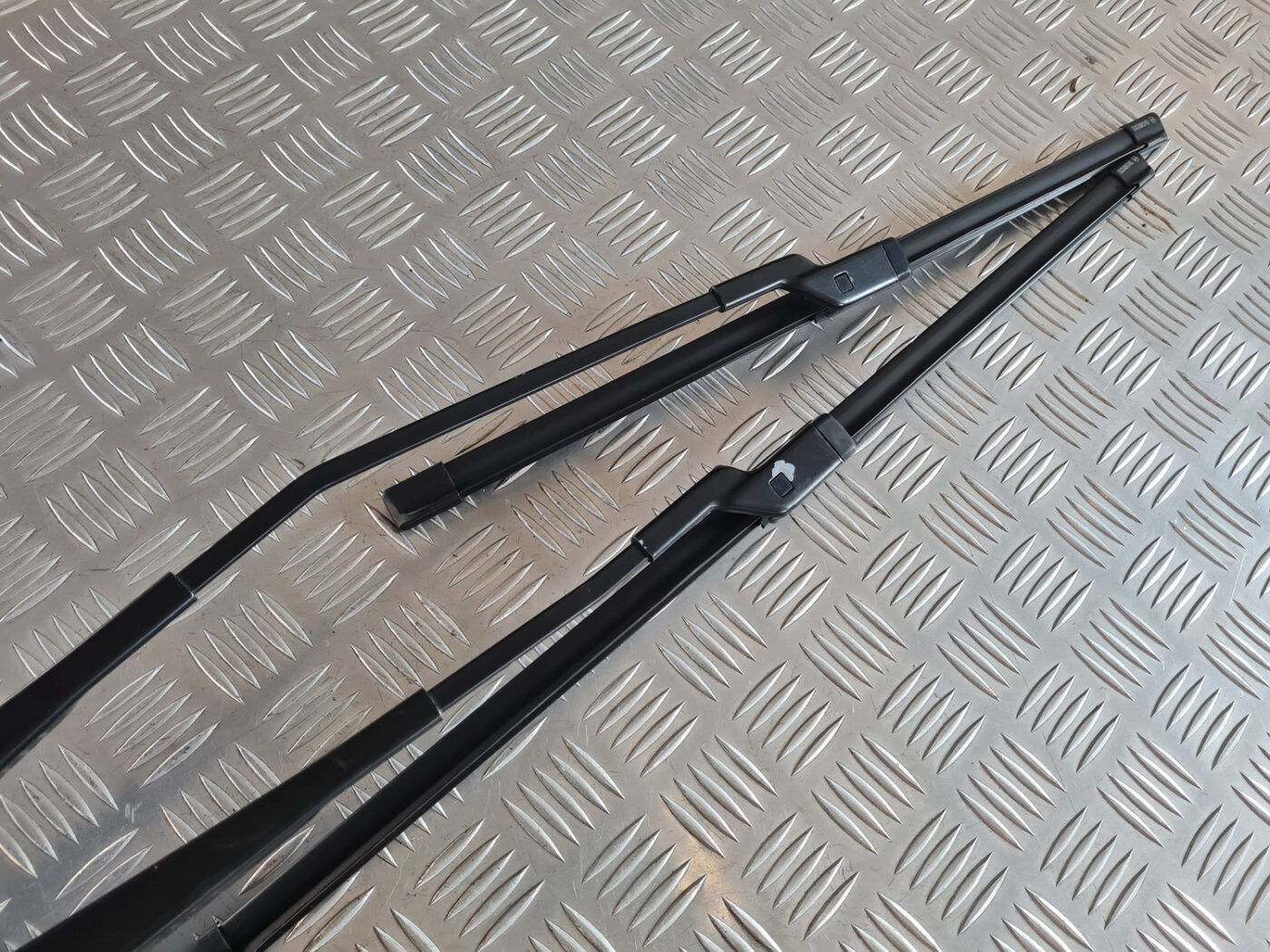 Vējstikla slotu turētāju komplekts priekš VW GOLF 6 2011 7 Vējstikla slotu turētāju komplekts priekš VW GOLF 6 2011