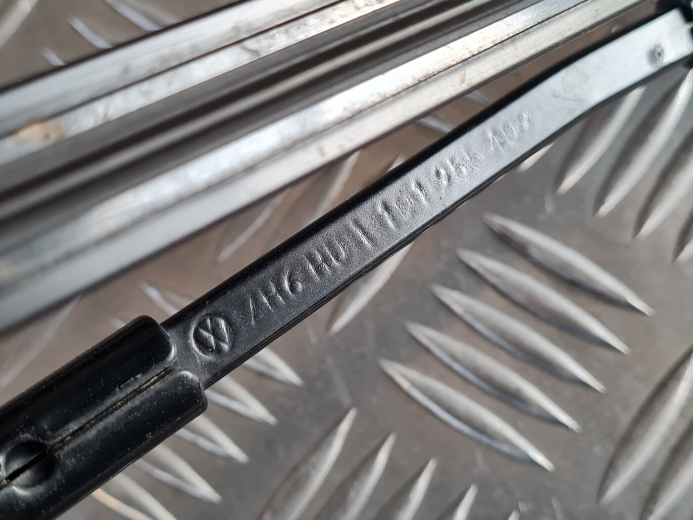 Vējstikla slotu turētāju komplekts priekš VW GOLF 6 2011 5 Vējstikla slotu turētāju komplekts priekš VW GOLF 6 2011