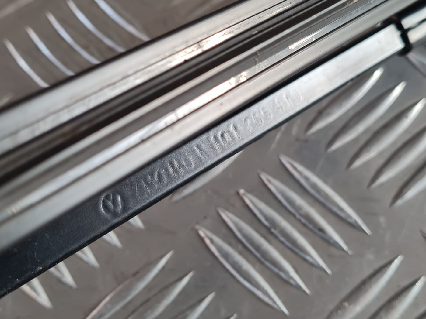 Vējstikla slotu turētāju komplekts priekš VW GOLF 6 2011 3 Vējstikla slotu turētāju komplekts priekš VW GOLF 6 2011