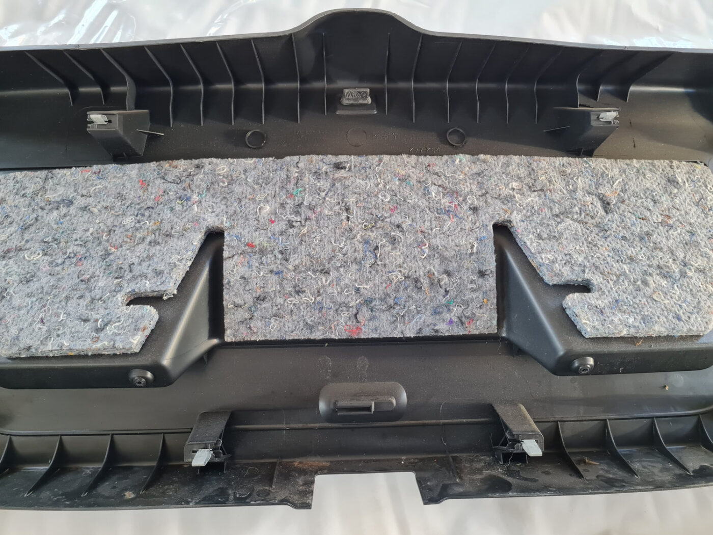 Bagāžnieka vāka liela apdare priekš VW GOLF 6 2011 5 Bagāžnieka vāka liela apdare priekš VW GOLF 6 2011