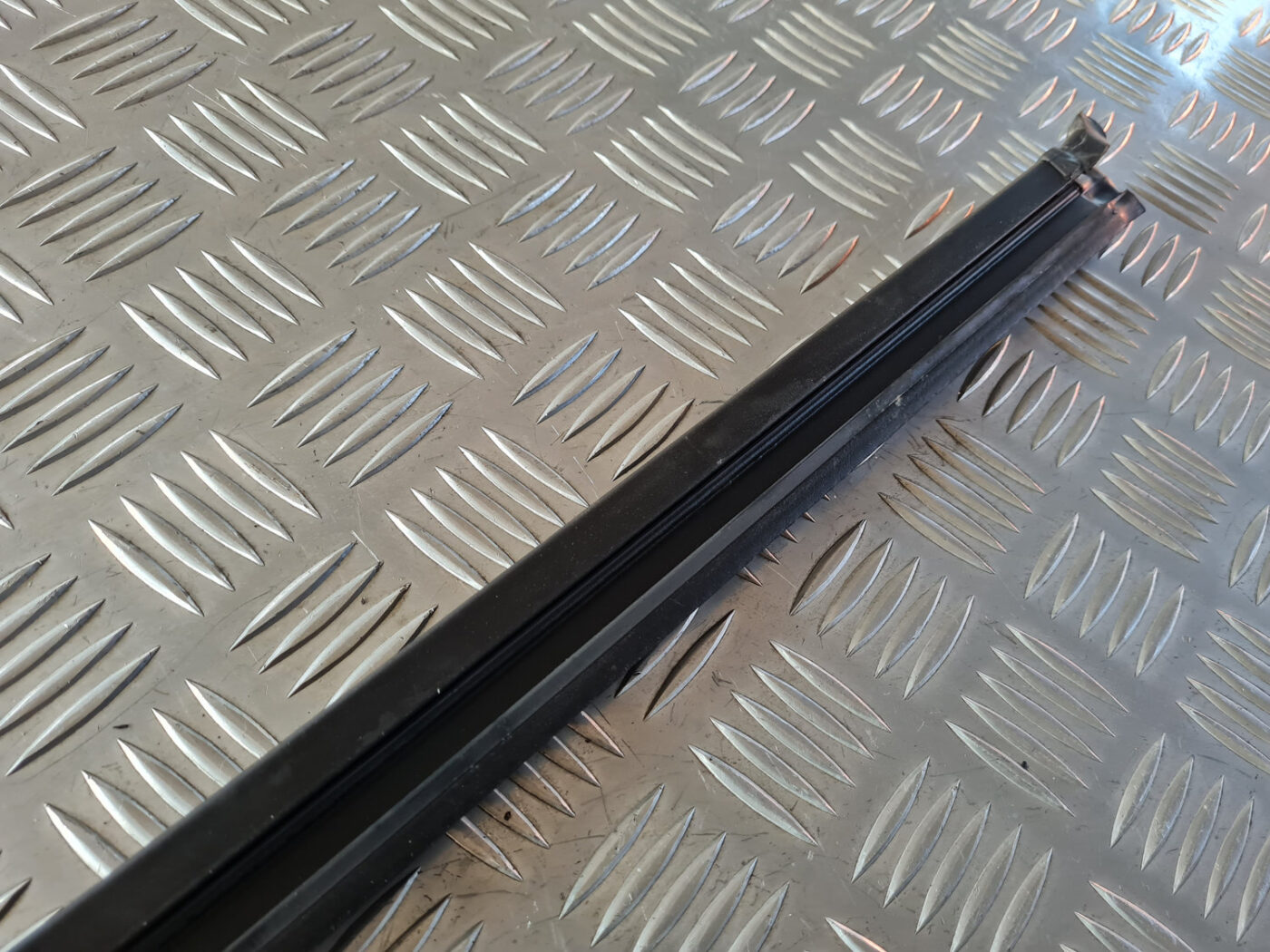 Durvju stikla moldings priekš VW GOLF 6 2011 2 Durvju stikla moldings priekš VW GOLF 6 2011