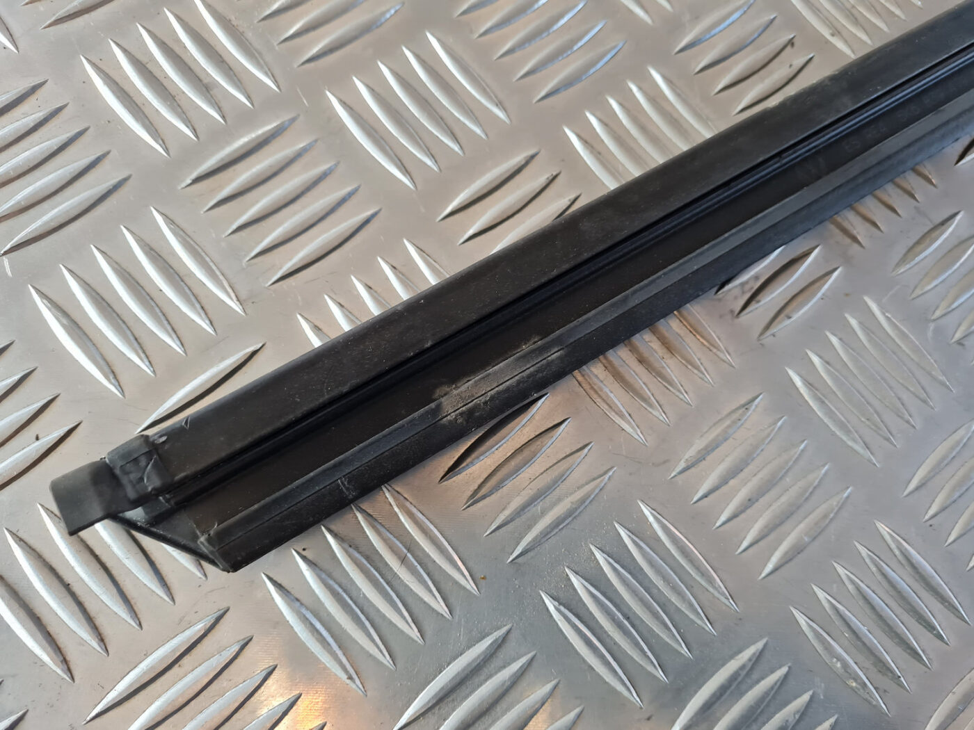 Durvju stikla moldings priekš VW GOLF 6 2011 6 Durvju stikla moldings priekš VW GOLF 6 2011