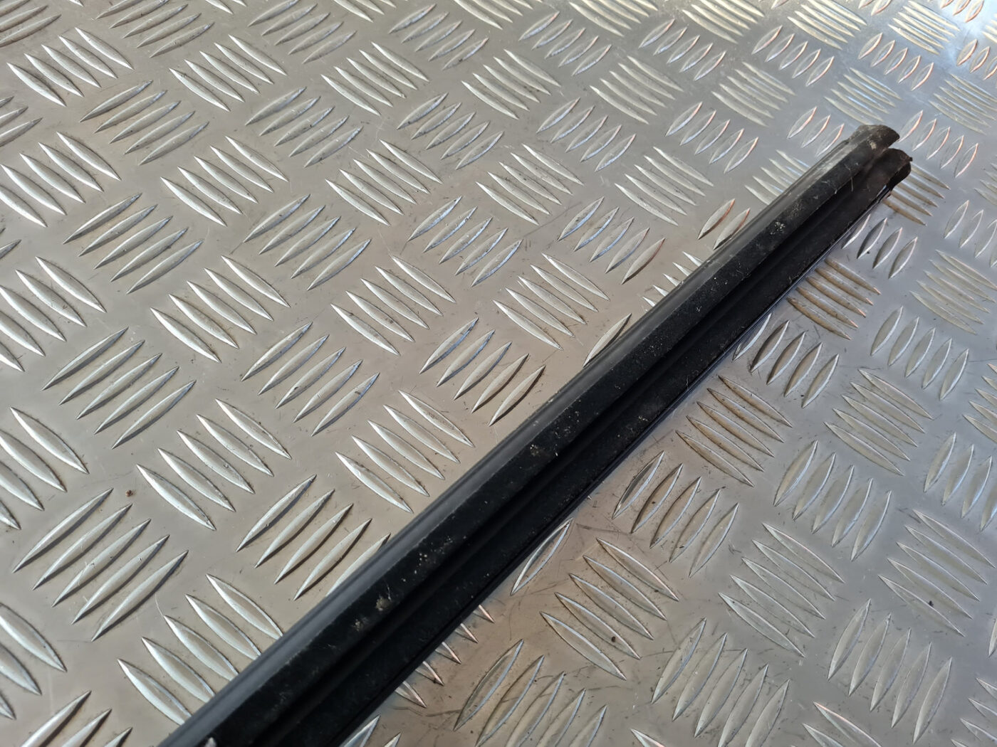 Durvju stikla moldings priekš VW GOLF 6 2011 5 Durvju stikla moldings priekš VW GOLF 6 2011