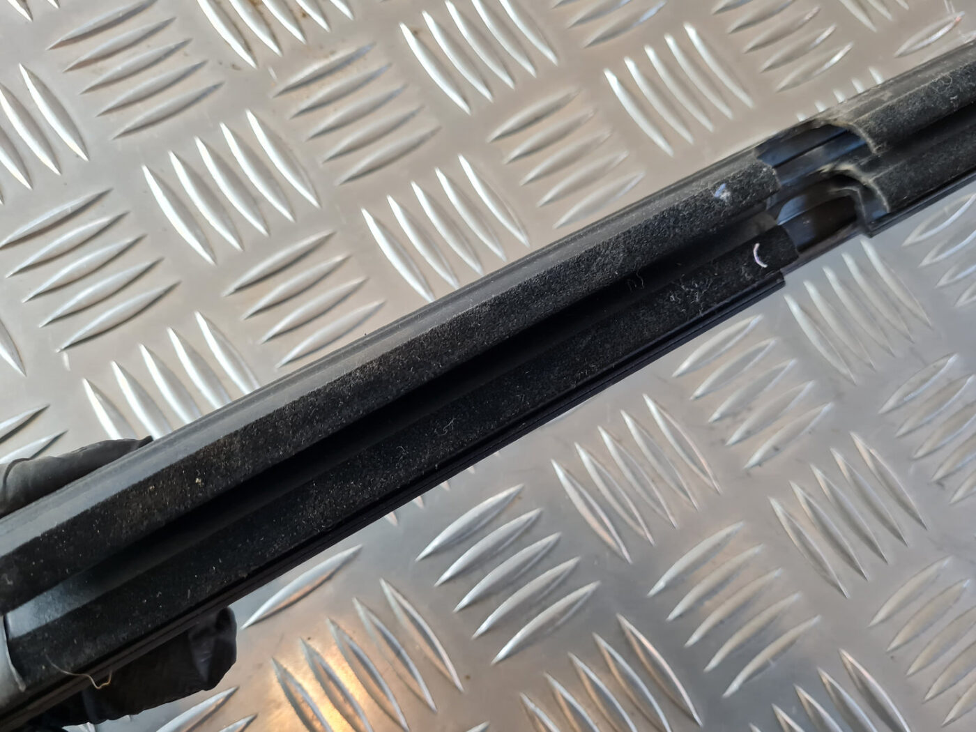 Durvju stikla moldings priekš VW GOLF 6 2011 4 Durvju stikla moldings priekš VW GOLF 6 2011