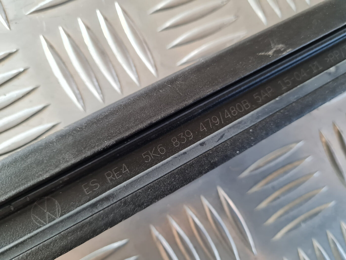 Durvju stikla moldings priekš VW GOLF 6 2011 3 Durvju stikla moldings priekš VW GOLF 6 2011