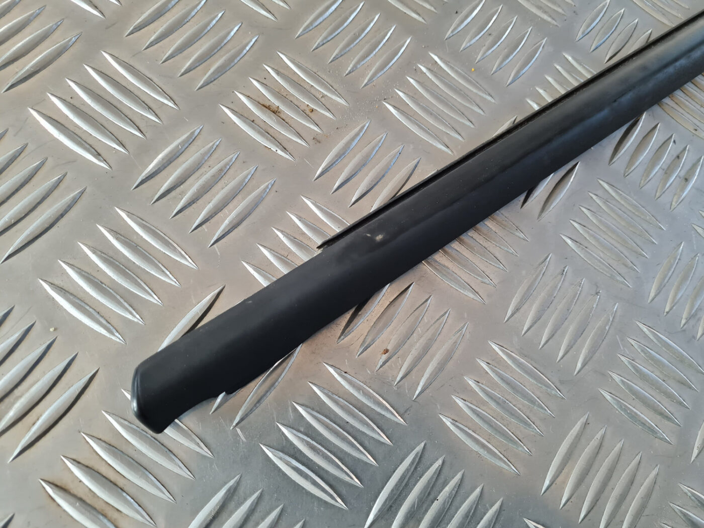 Durvju stikla moldings priekš VW GOLF 6 2011 2 Durvju stikla moldings priekš VW GOLF 6 2011