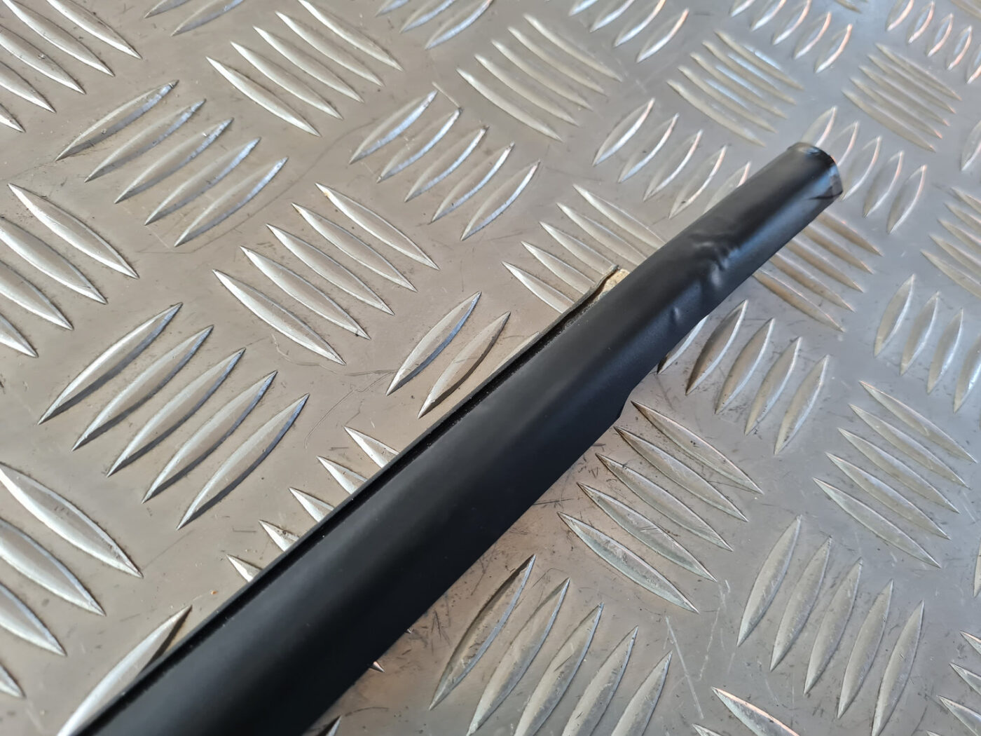 Durvju stikla moldings priekš VW GOLF 6 2011 7 Durvju stikla moldings priekš VW GOLF 6 2011