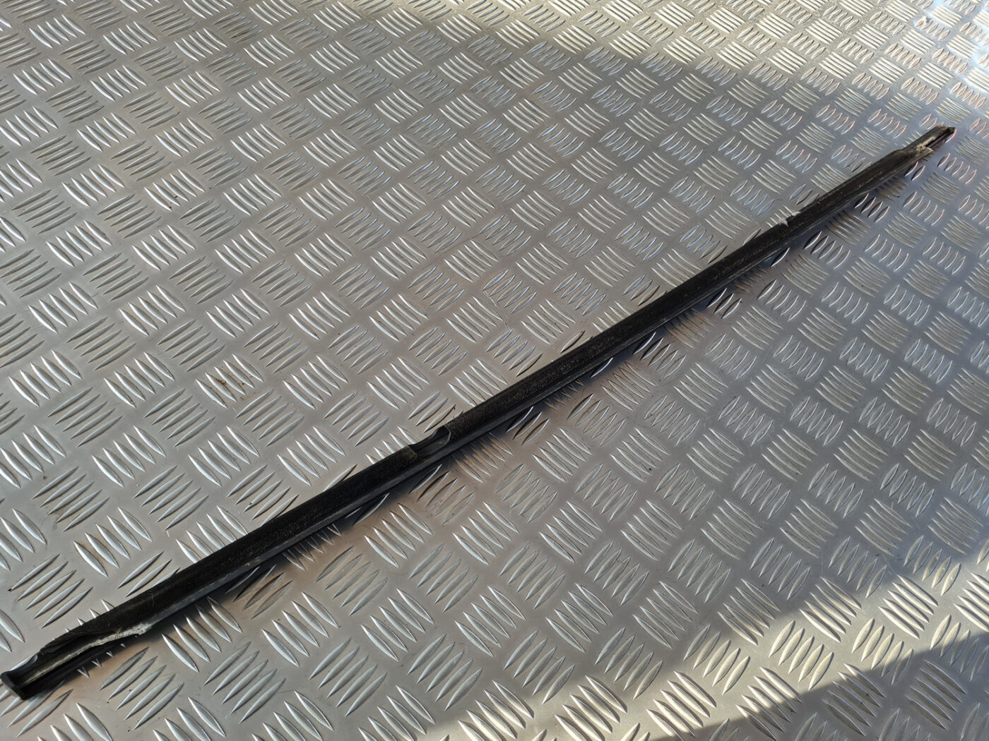 Durvju stikla moldings priekš VW GOLF 6 2011 6 Durvju stikla moldings priekš VW GOLF 6 2011