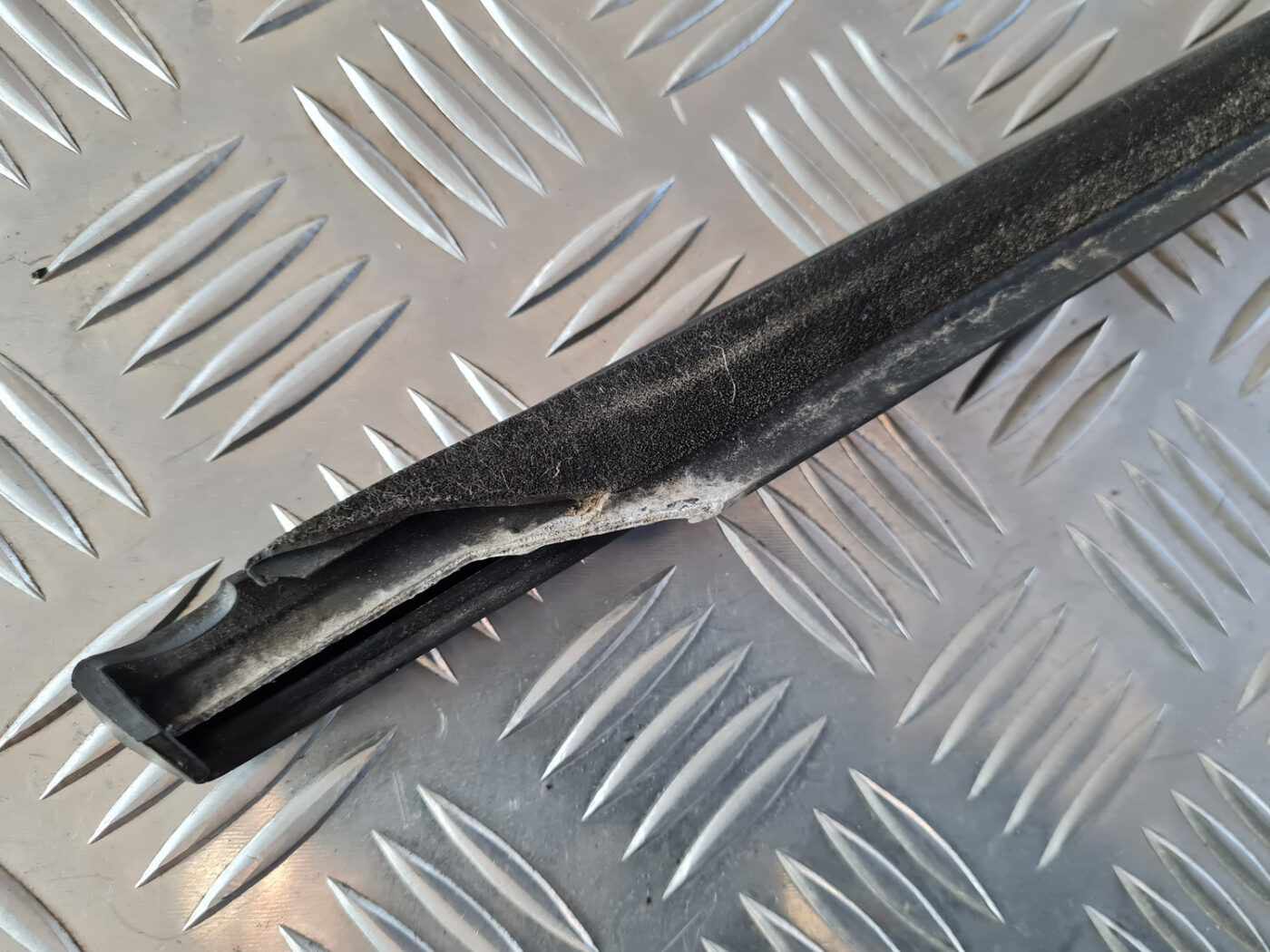 Durvju stikla moldings priekš VW GOLF 6 2011 5 Durvju stikla moldings priekš VW GOLF 6 2011