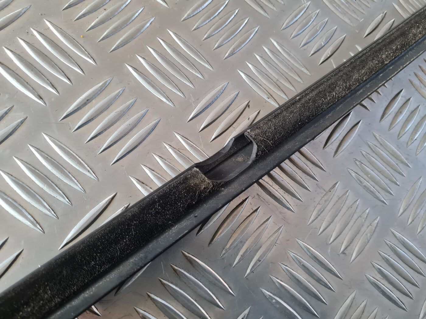 Durvju stikla moldings priekš VW GOLF 6 2011 4 Durvju stikla moldings priekš VW GOLF 6 2011