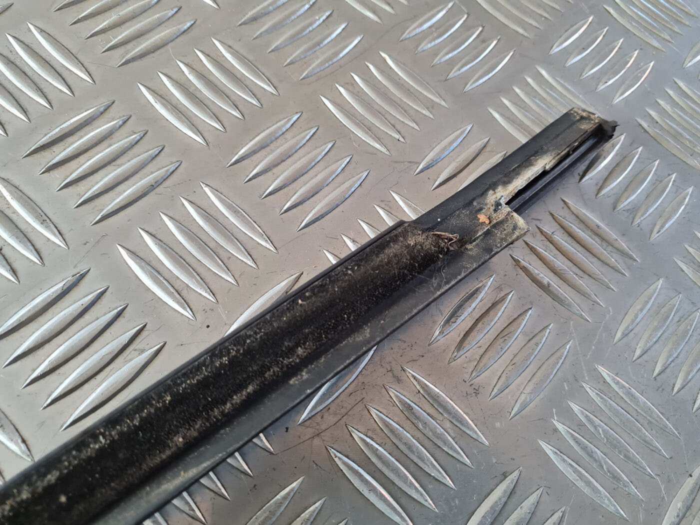 Durvju stikla moldings priekš VW GOLF 6 2011 3 Durvju stikla moldings priekš VW GOLF 6 2011