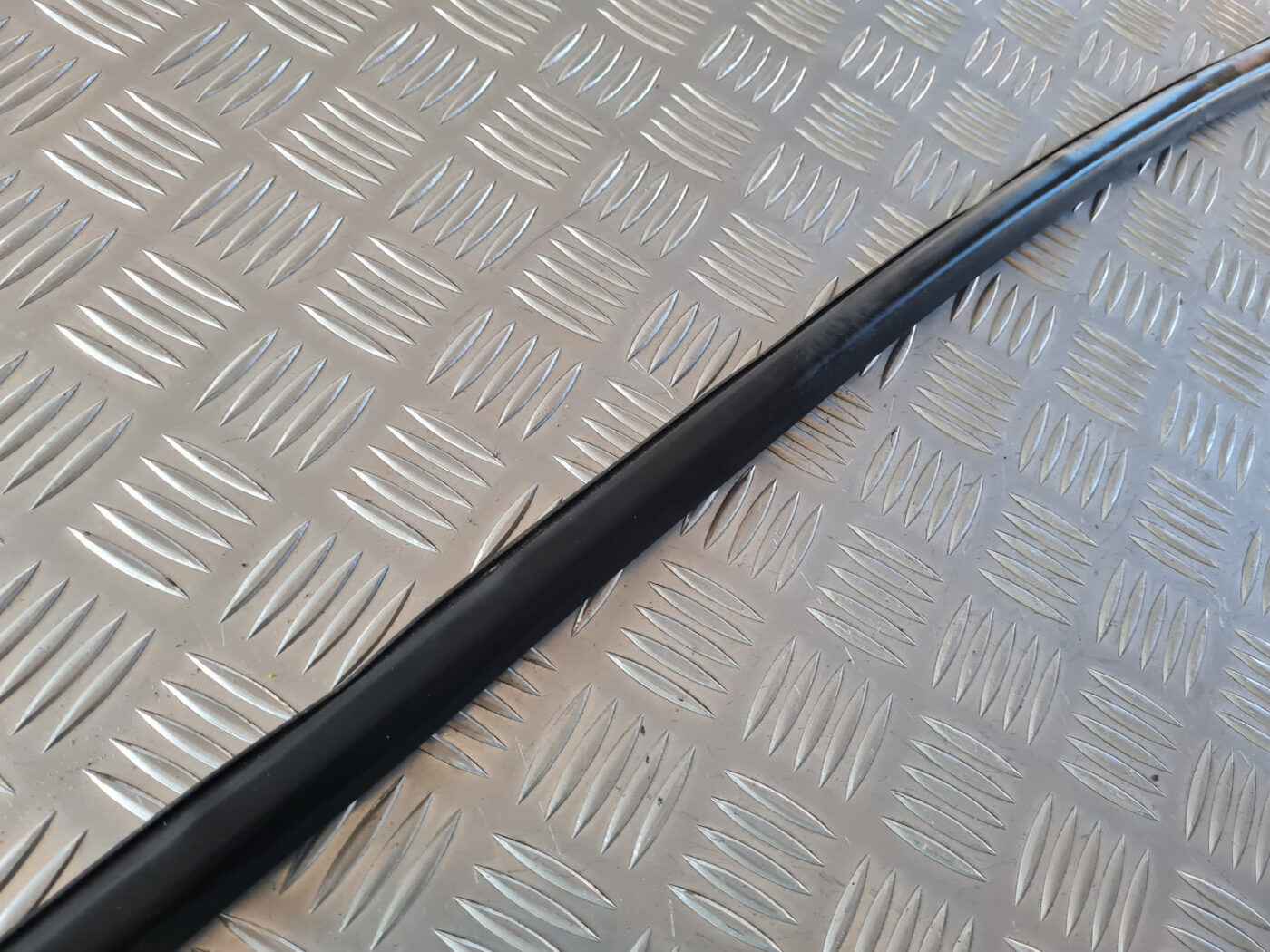 Durvju stikla moldings priekš VW GOLF 6 2011 8 Durvju stikla moldings priekš VW GOLF 6 2011