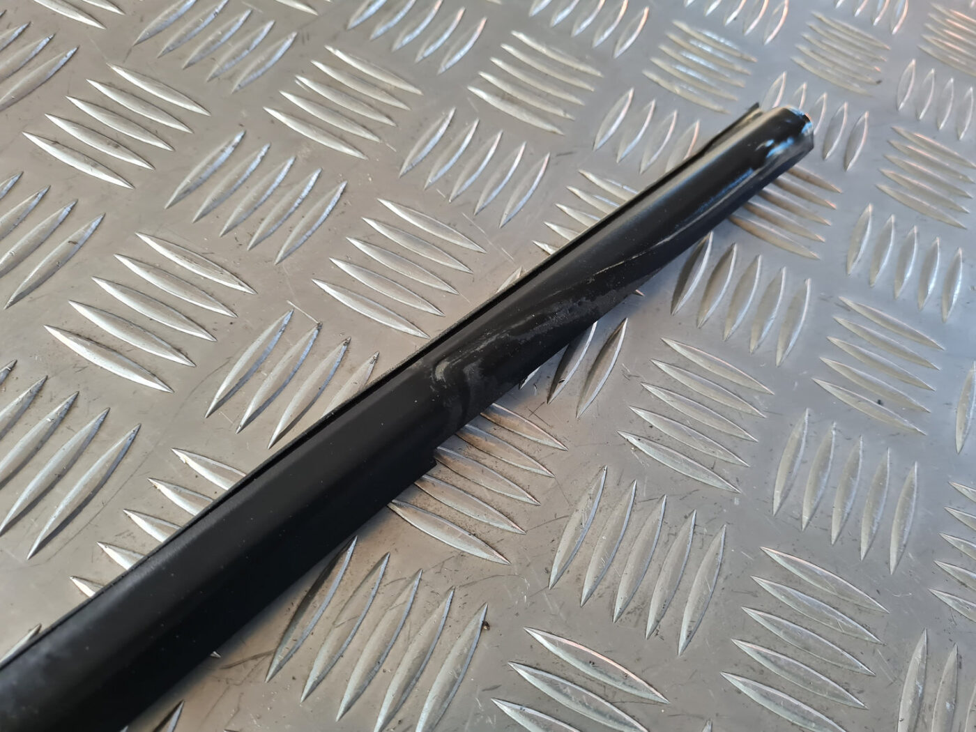 Durvju stikla moldings priekš VW GOLF 6 2011 7 Durvju stikla moldings priekš VW GOLF 6 2011