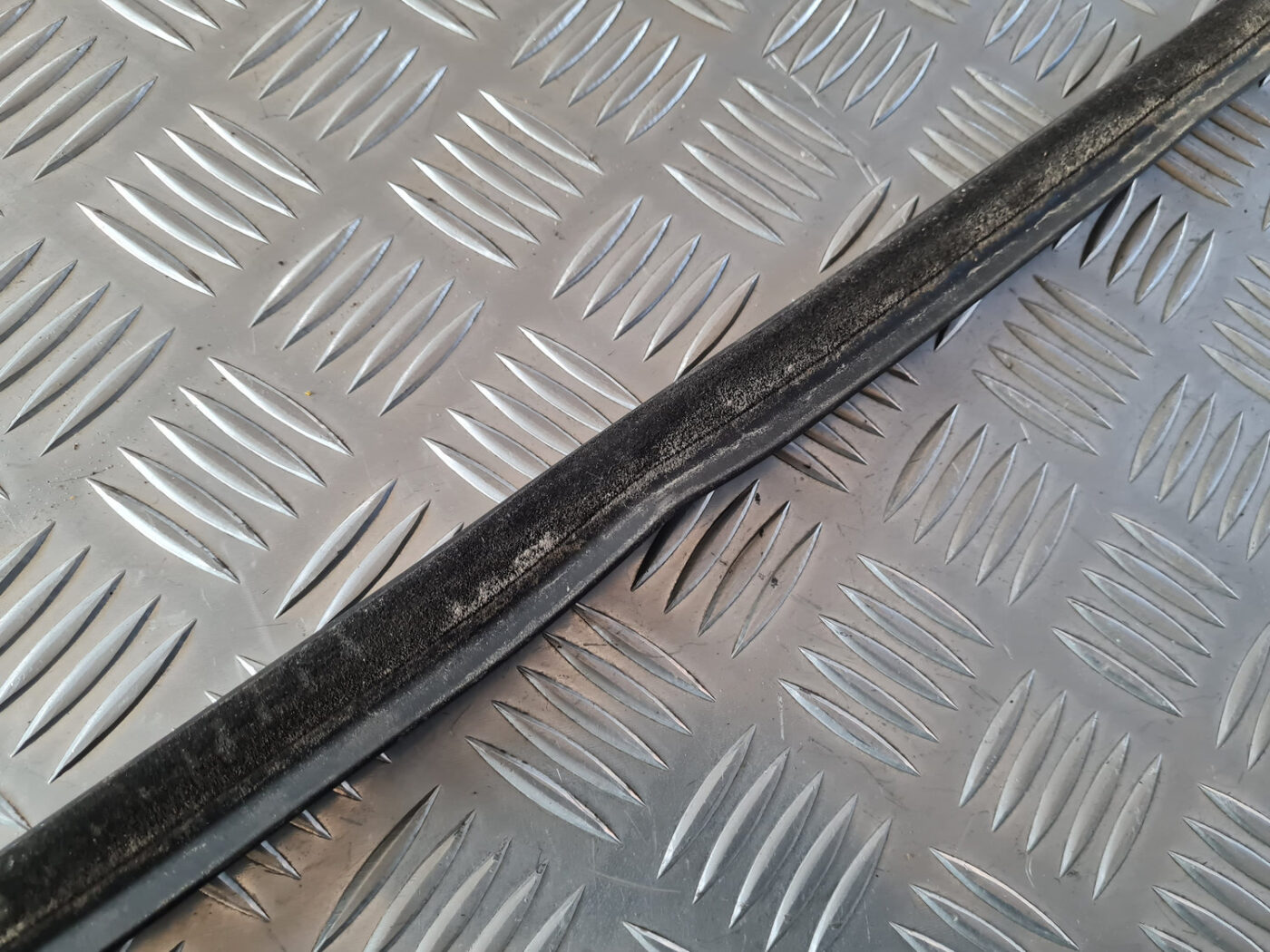 Durvju stikla moldings priekš VW GOLF 6 2011 4 Durvju stikla moldings priekš VW GOLF 6 2011