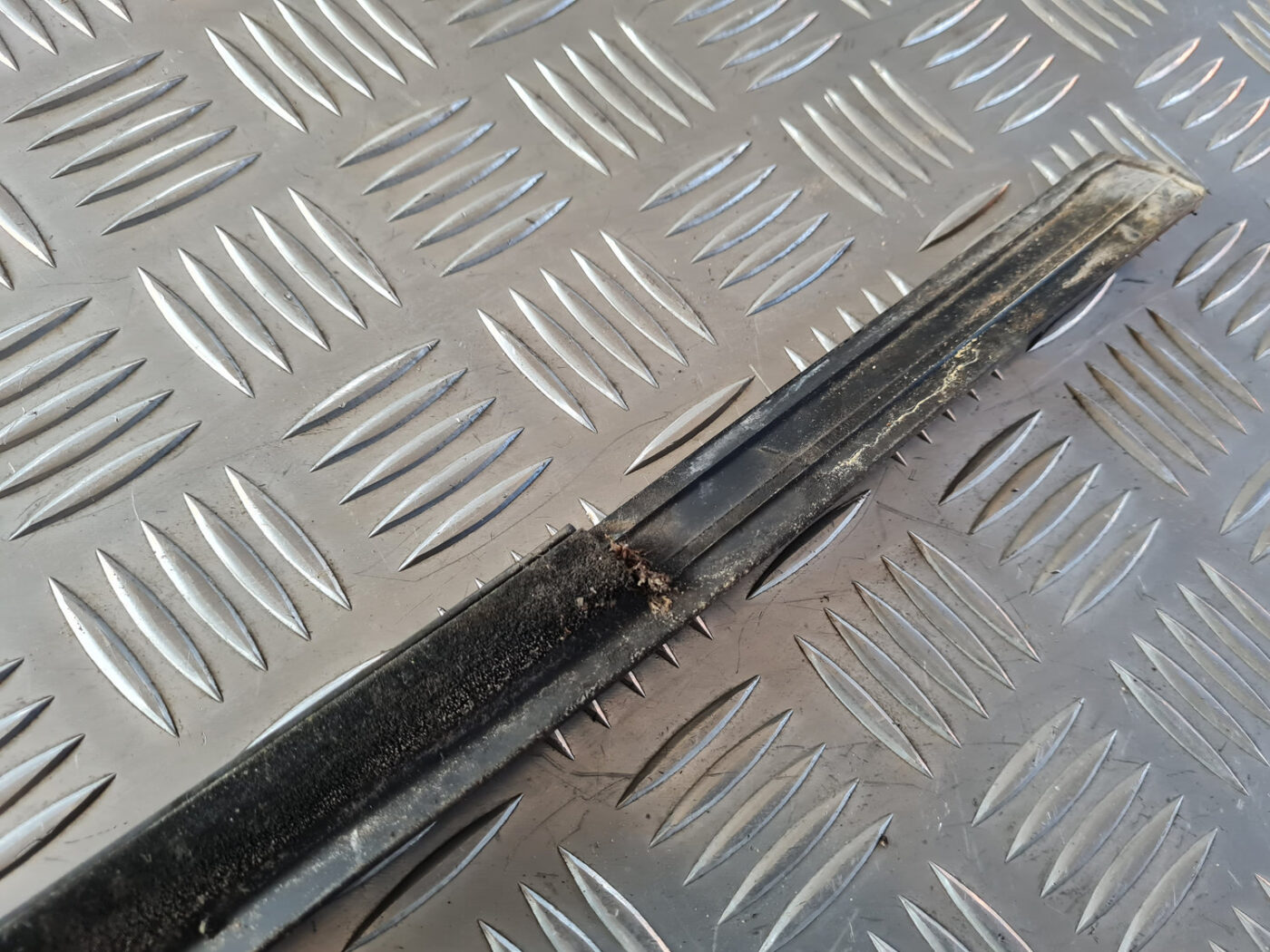 Durvju stikla moldings priekš VW GOLF 6 2011 3 Durvju stikla moldings priekš VW GOLF 6 2011