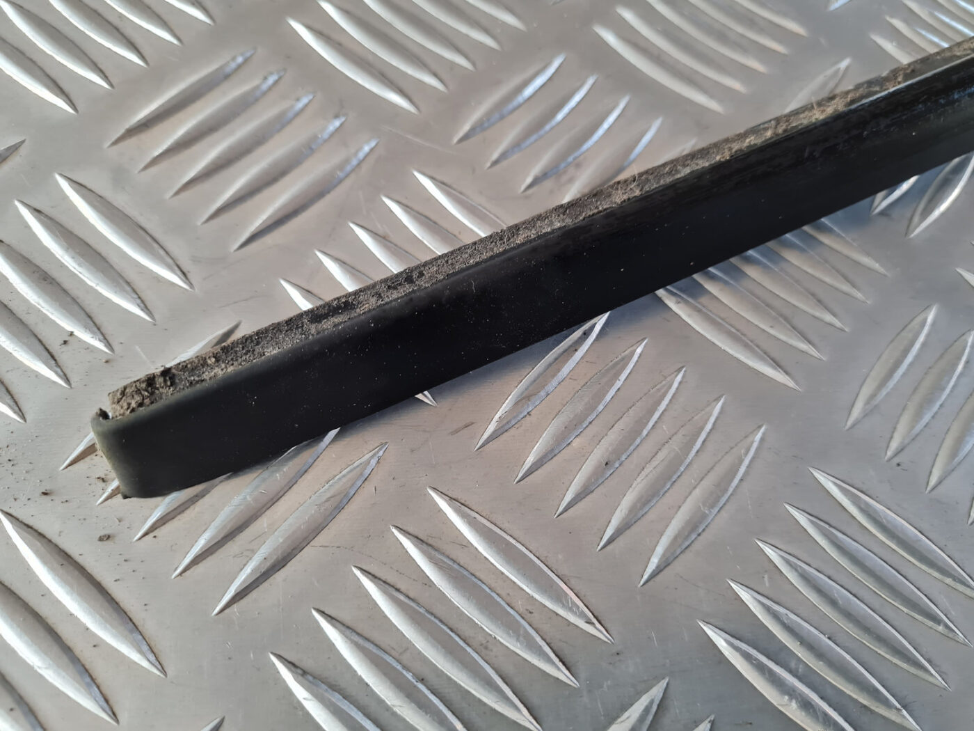 Vējstikla moldings priekš VW GOLF 6 2011 2 Vējstikla moldings priekš VW GOLF 6 2011