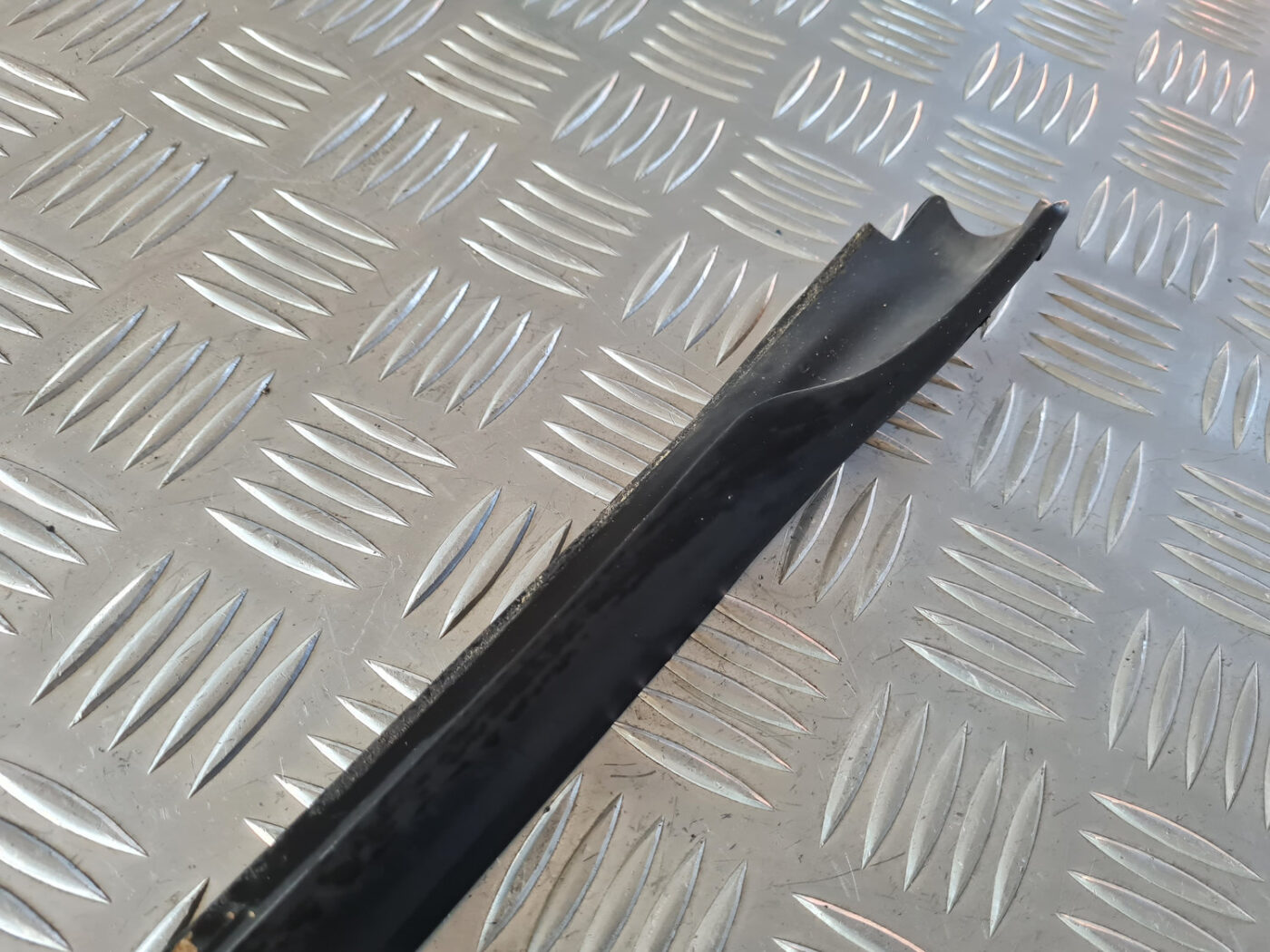 Vējstikla moldings priekš VW GOLF 6 2011 8 Vējstikla moldings priekš VW GOLF 6 2011