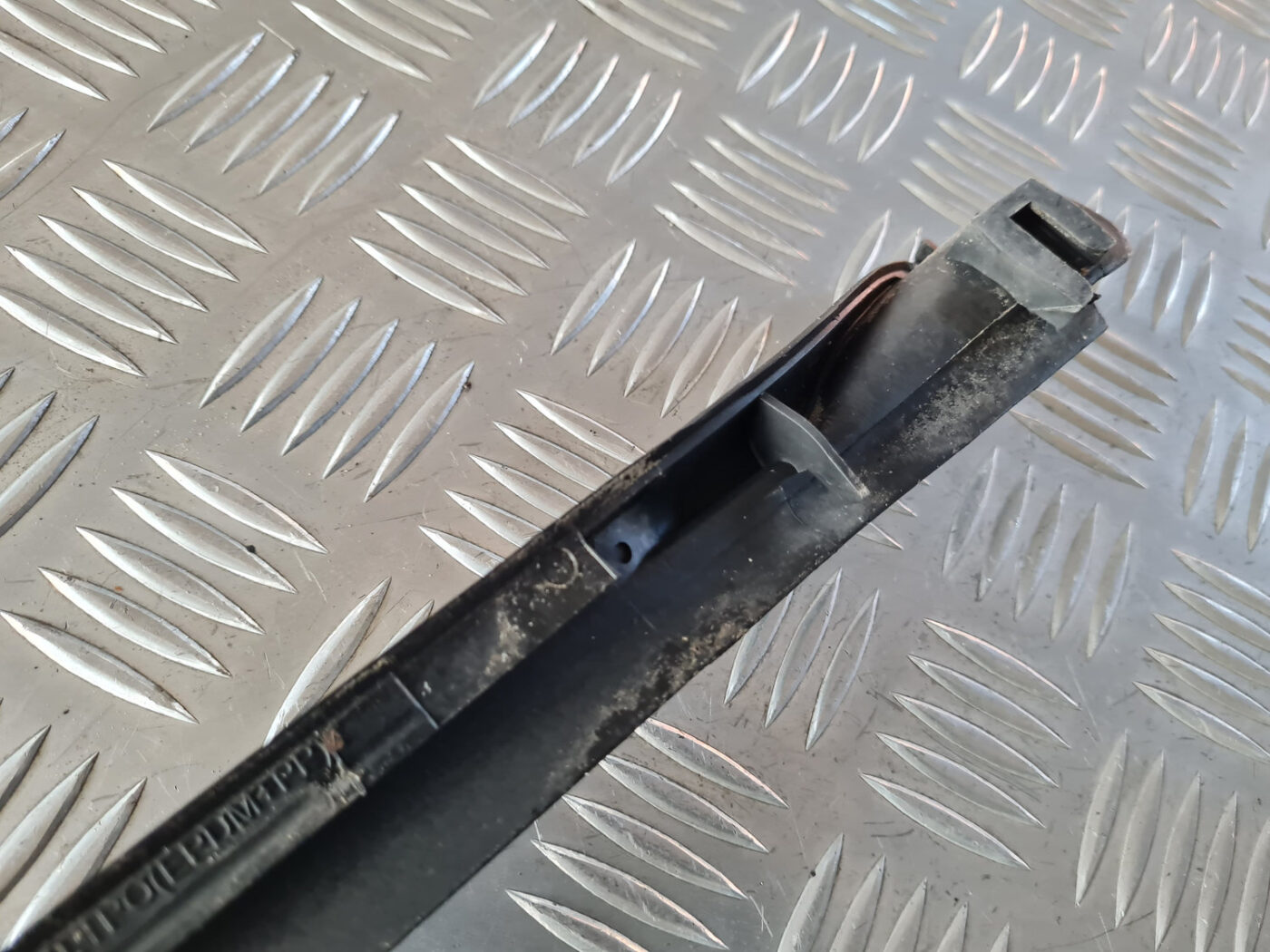 Vējstikla moldings priekš VW GOLF 6 2011 4 Vējstikla moldings priekš VW GOLF 6 2011