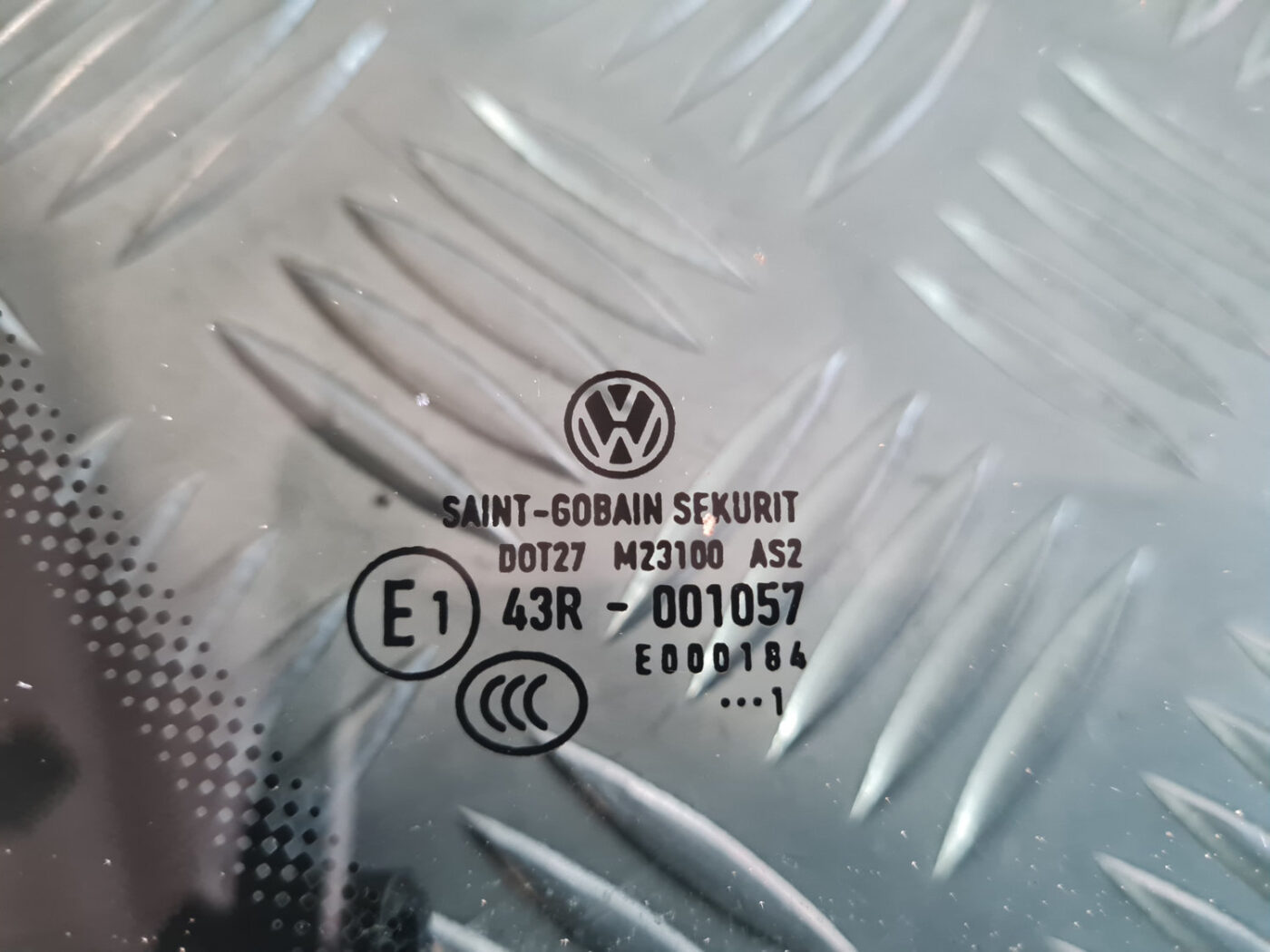 Labo durvju stūra stikls priekš VW GOLF 6 2011 2 Labo durvju stūra stikls priekš VW GOLF 6 2011