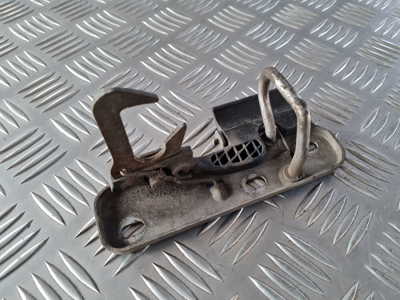 Dzinēja pārsega slēdzenes cilpa priekš VW GOLF 6 2011 2 Dzinēja pārsega slēdzenes cilpa priekš VW GOLF 6 2011