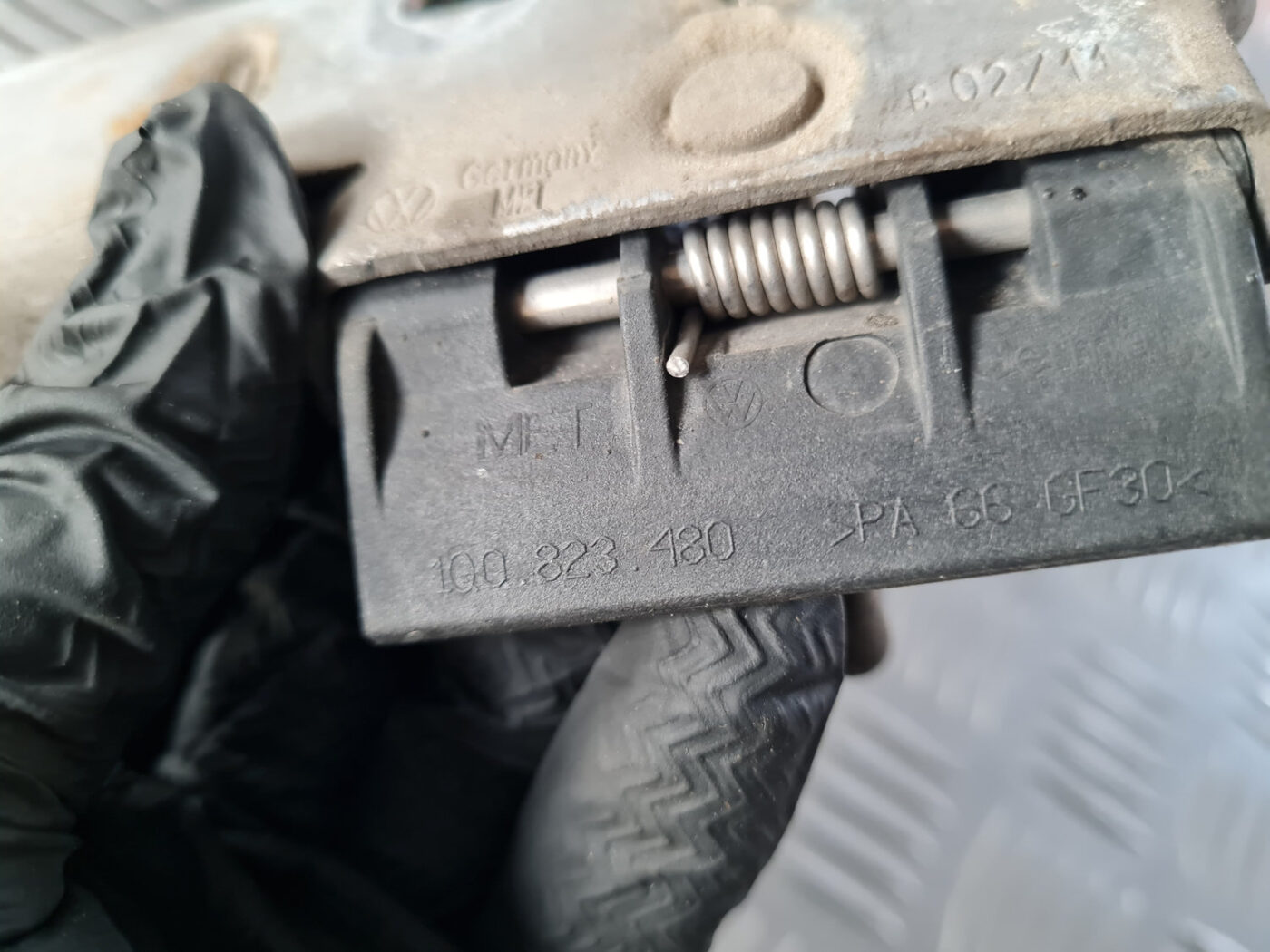 Dzinēja pārsega slēdzenes cilpa priekš VW GOLF 6 2011 3 Dzinēja pārsega slēdzenes cilpa priekš VW GOLF 6 2011