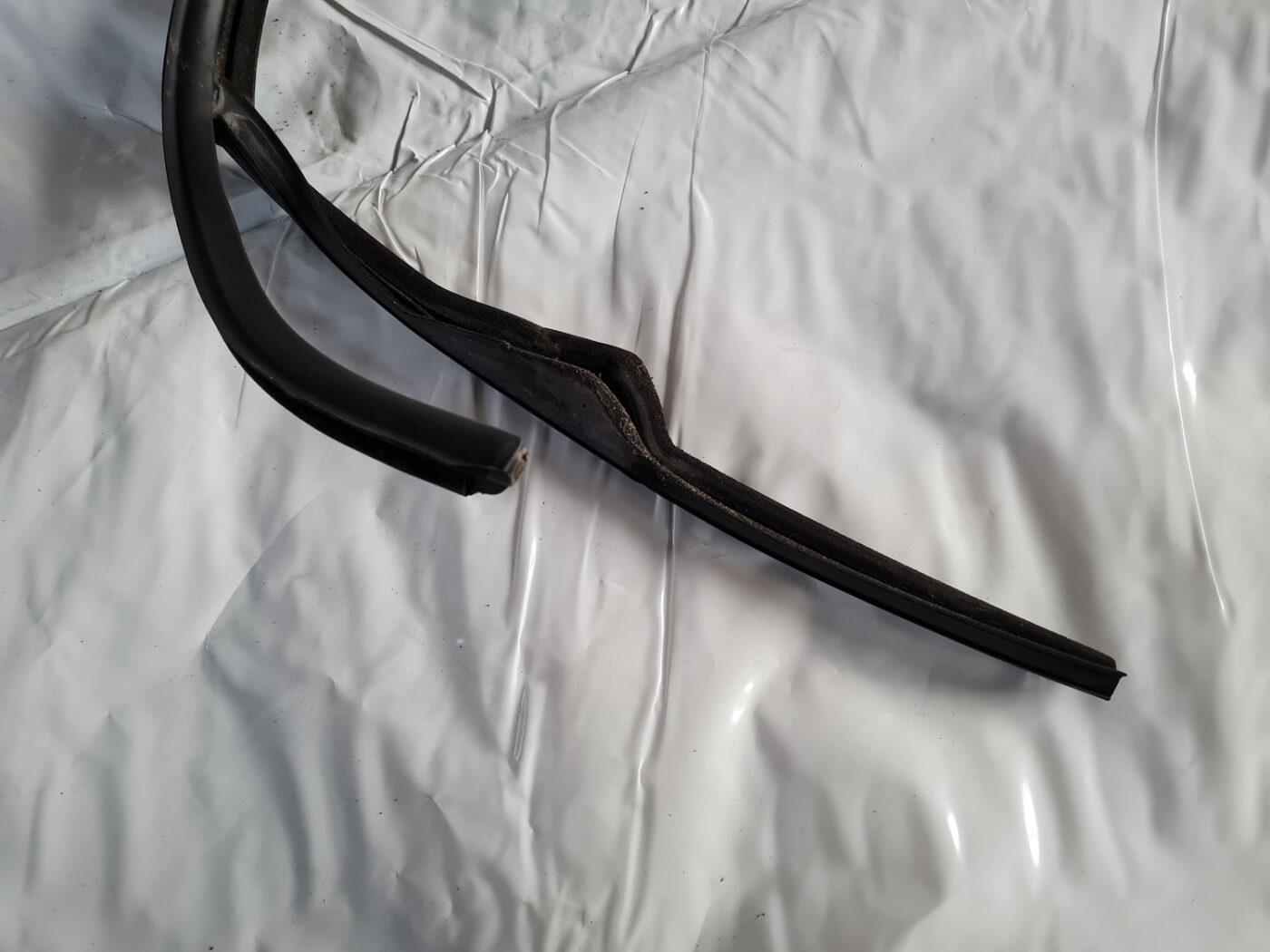 Durvju gumija priekš VW GOLF 6 2011 2 Durvju gumija priekš VW GOLF 6 2011