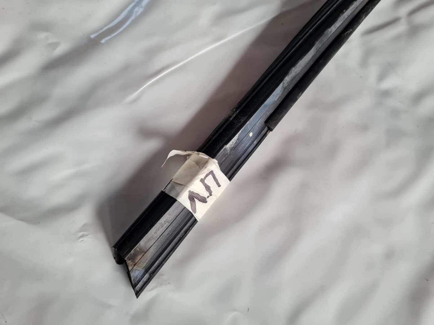 Durvju gumija priekš VW GOLF 6 2011 4 Durvju gumija priekš VW GOLF 6 2011