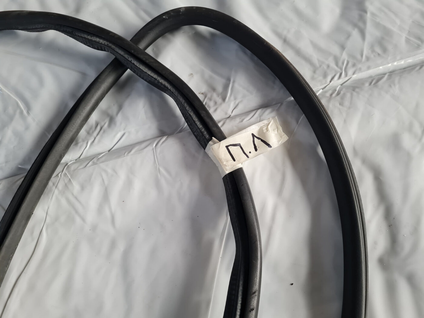 Durvju gumija priekš VW GOLF 6 2011 2 Durvju gumija priekš VW GOLF 6 2011