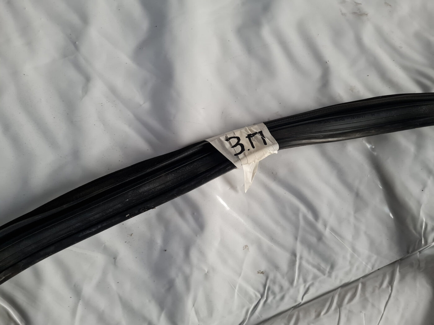 Durvju gumija priekš VW GOLF 6 2011 2 Durvju gumija priekš VW GOLF 6 2011