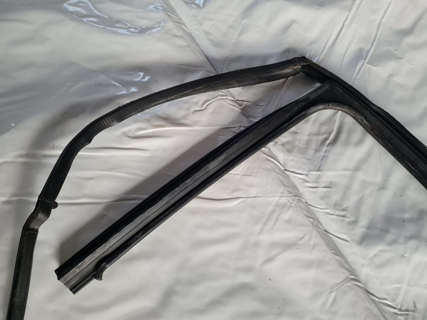 Durvju gumija priekš VW GOLF 6 2011 4 Durvju gumija priekš VW GOLF 6 2011