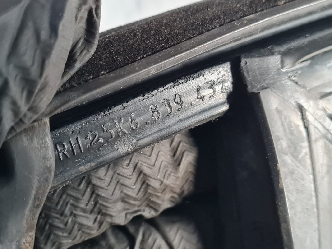 Durvju gumija priekš VW GOLF 6 2011 3 Durvju gumija priekš VW GOLF 6 2011